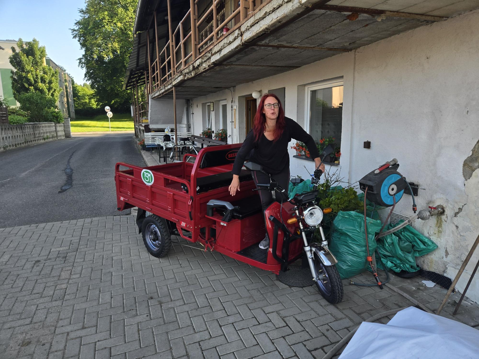 Červená pracovní elektrická tříkolka SELVO WORK 20 u Technických služeb města Jablonné v Podještědí